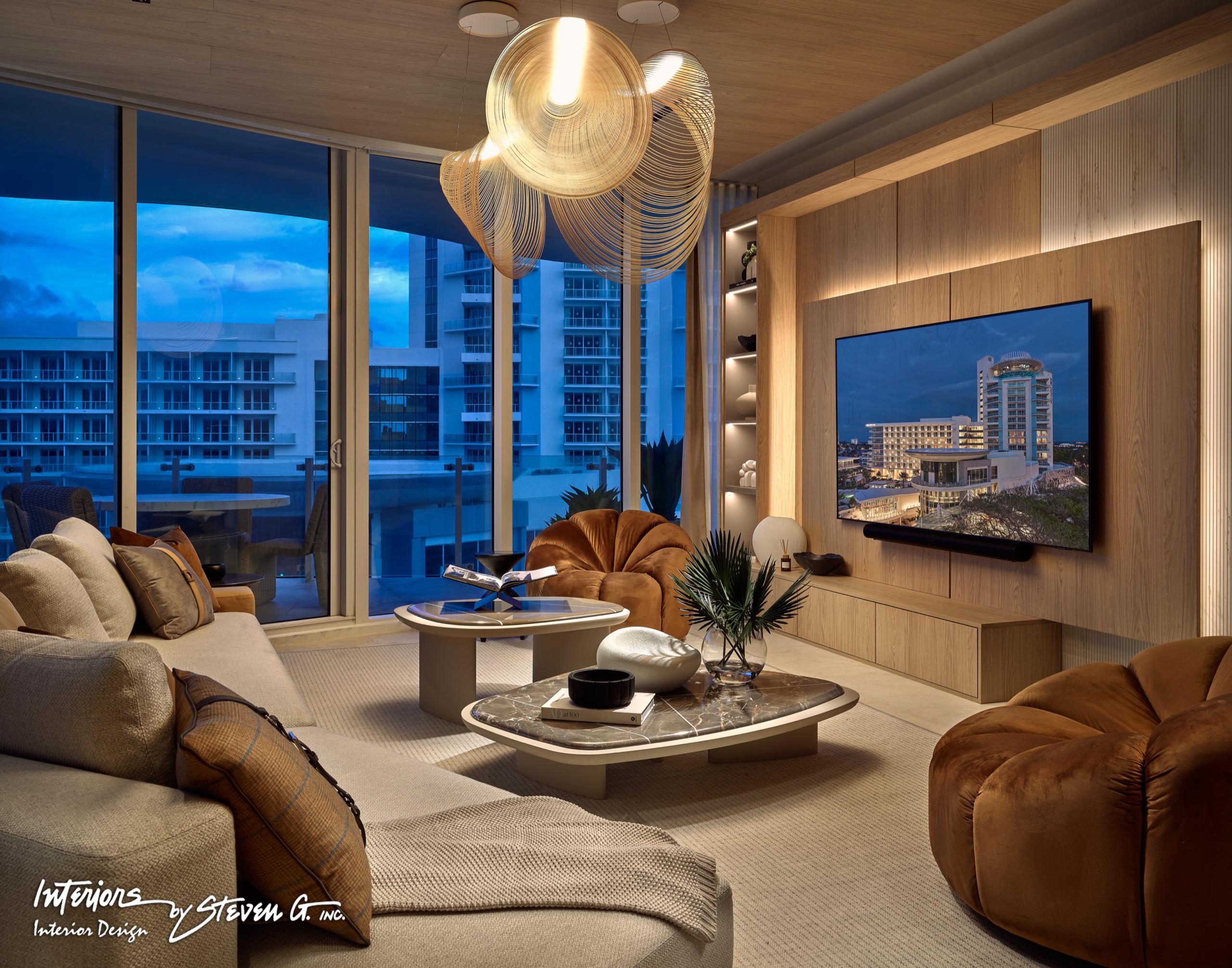 The media room in oak and velvet, the property on screen